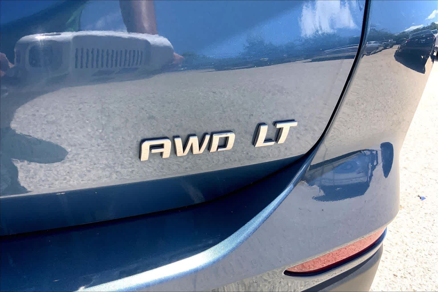 Used 2024 Lakeshore Blue Metallic Chevrolet LT image 10
