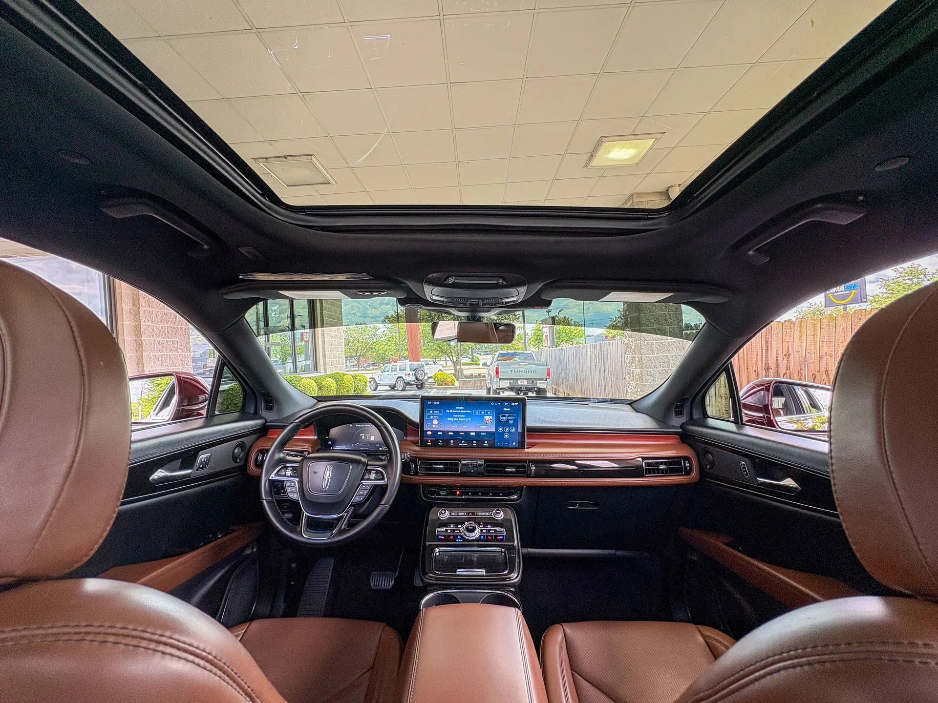 Used 2022 Red Lincoln Reserve image 2