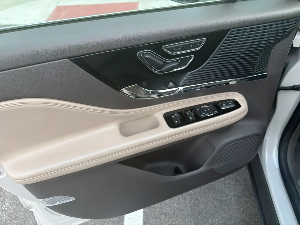 Used 2022 Ceramic Pearl Metallic Tri-Coat Lincoln Standard image 6
