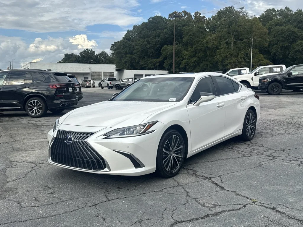 Used 2022 White Lexus 300h image 3