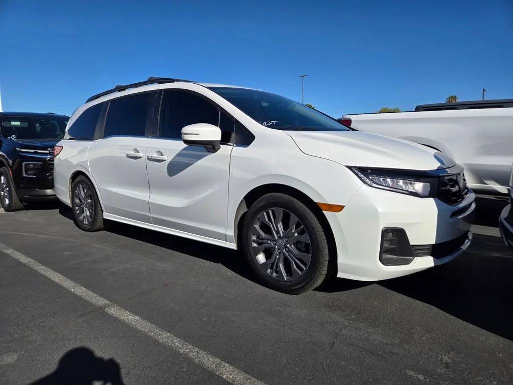 Used 2025 White Honda Touring image 1