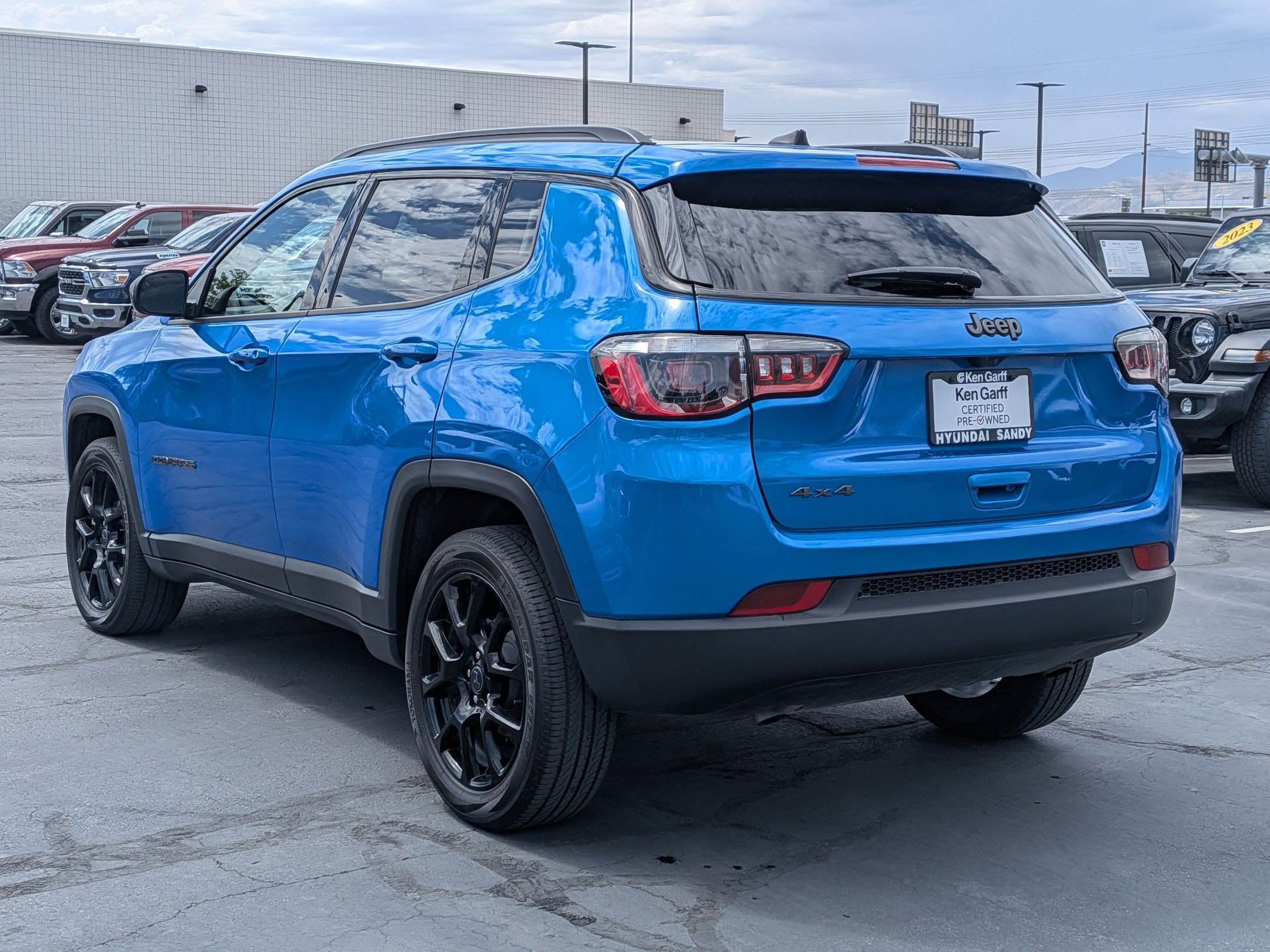 Ken Garff Cert 2025 Hydro Blue Pearlcoat Jeep Latitude image 4