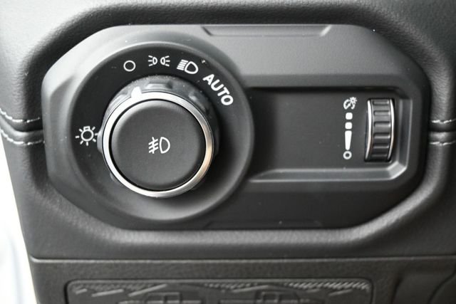 Used 2025 White Jeep Sahara image 31