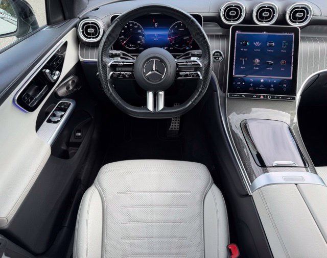 Used 2023  Mercedes-Benz GLC 300 image 11