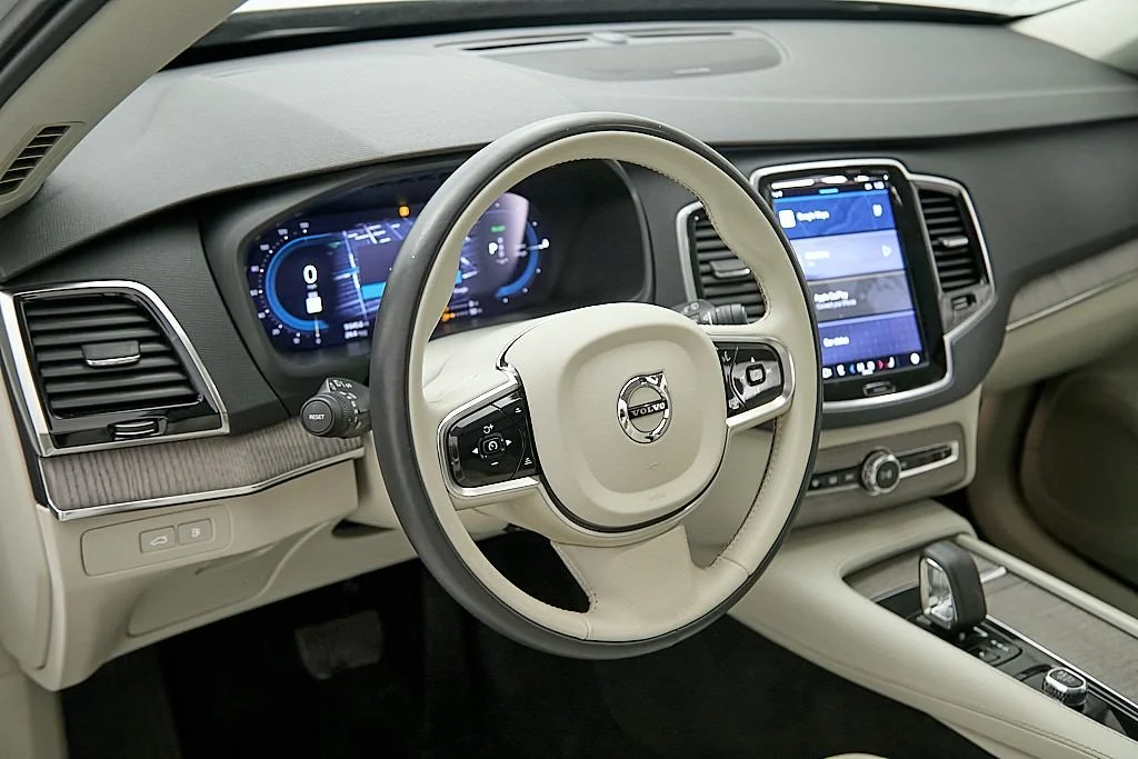 New 2023 Crystal White Volvo Plus image 13