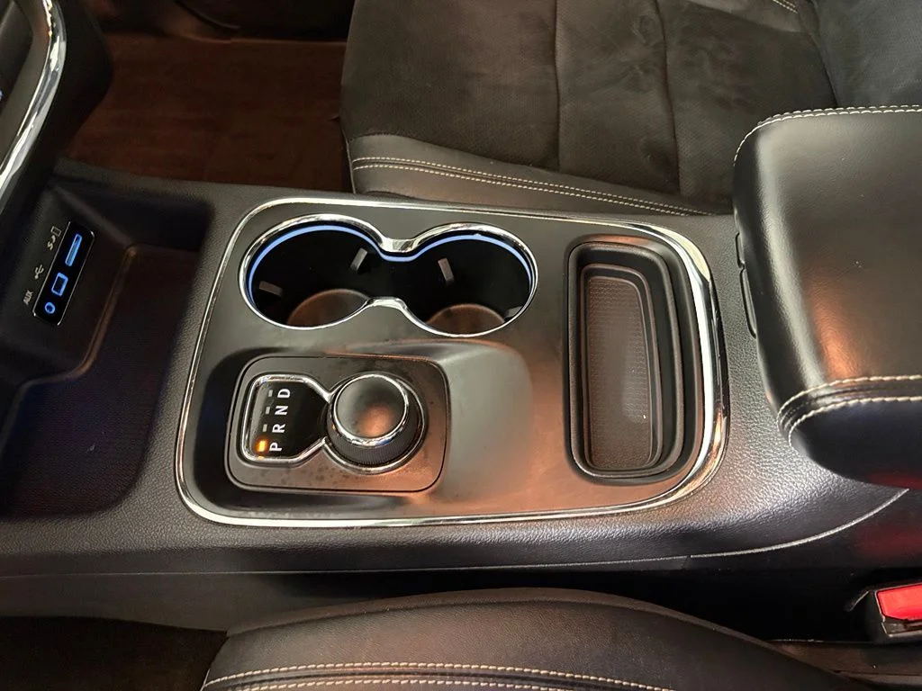 Used 2015 Black Dodge SXT image 31