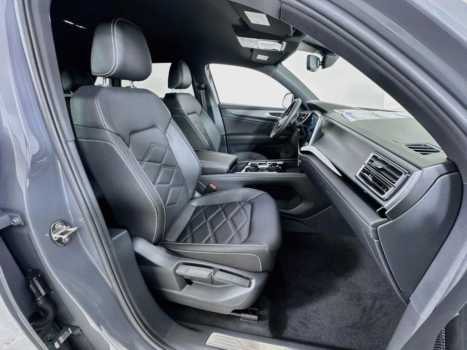 New 2026 Pure Gray Volkswagen 2.0T SE w/Technology image 27