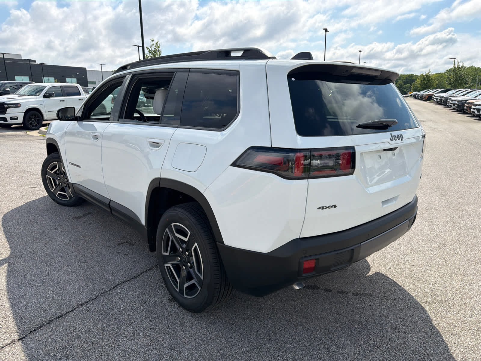 New 2026 Bright White Clear-Coat Exterior Paint Jeep Limited image 7