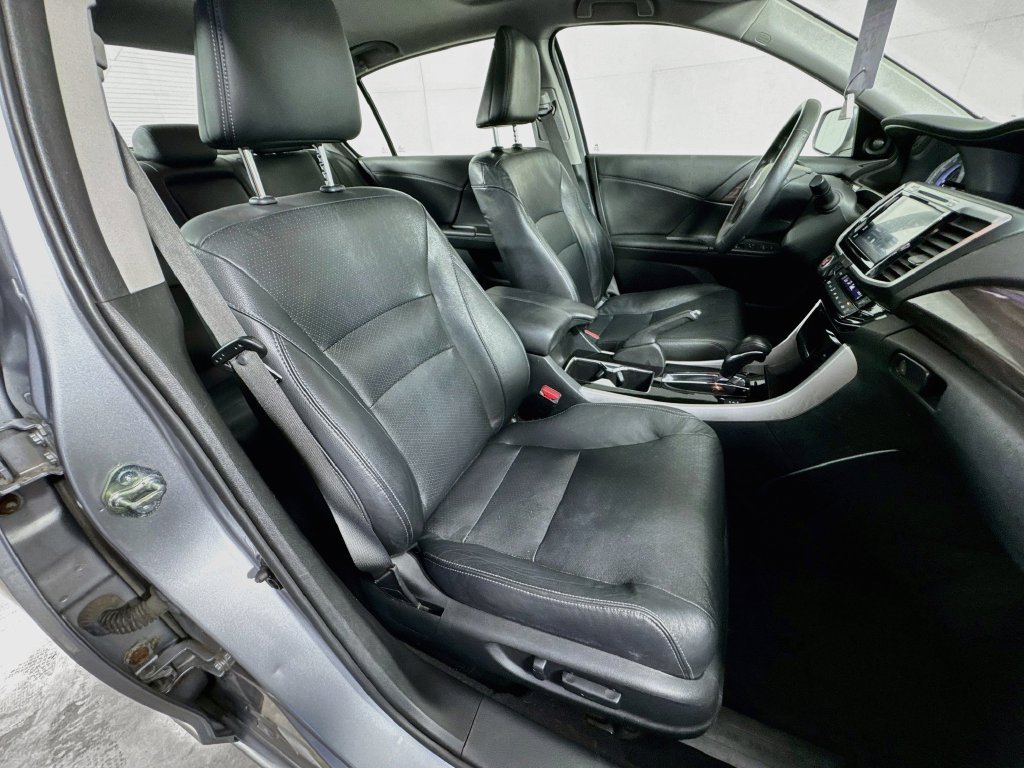 Used 2016 Silver Honda EX-L image 36