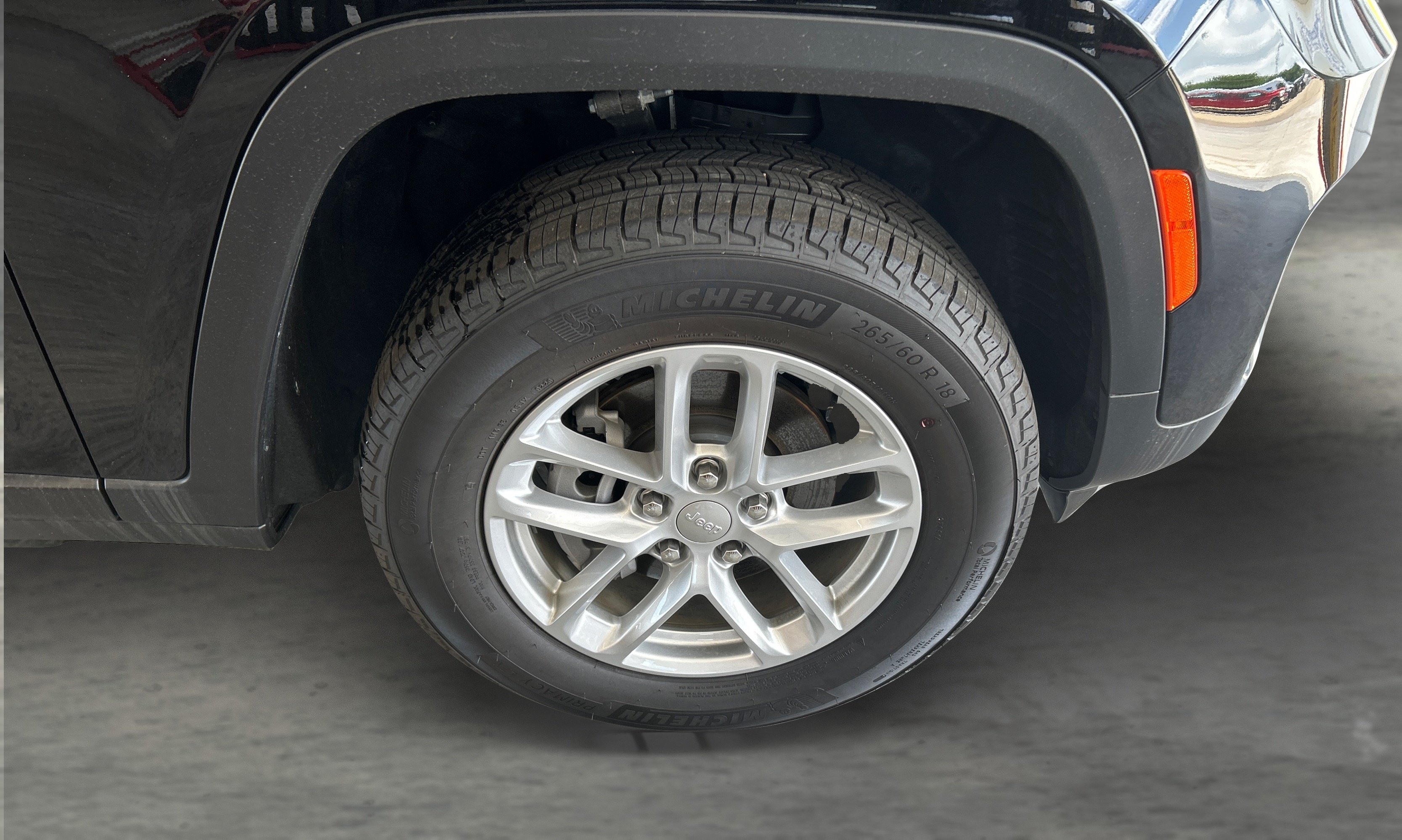 New 2026 Diamond Black Crystal Pearlcoat Jeep Laredo image 22