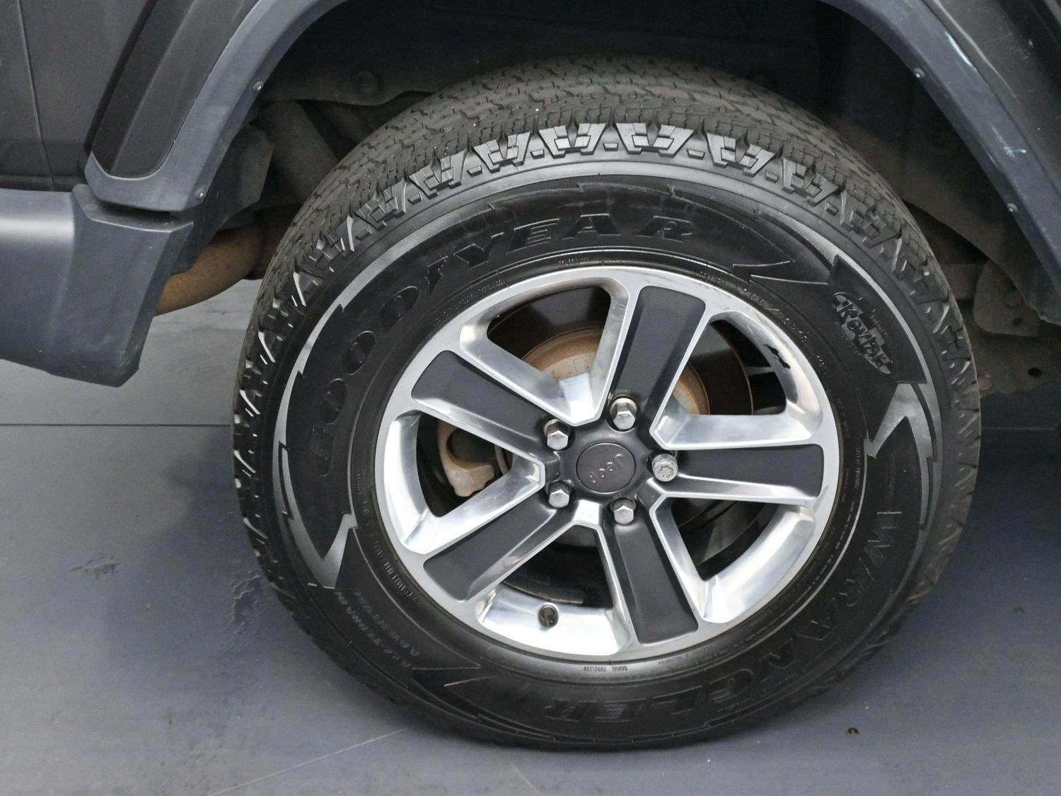 Used 2018 Granite Crystal Metallic Clearcoat Jeep Sahara image 30