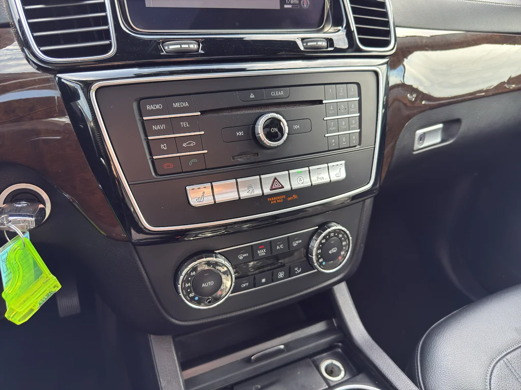 Used 2018 Obsidian Black Metallic Mercedes-Benz 450 4MATIC® image 21