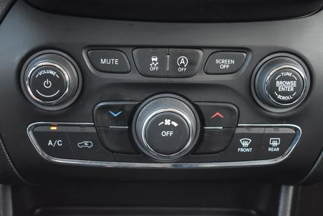 Used 2021 White Jeep Latitude Lux image 30