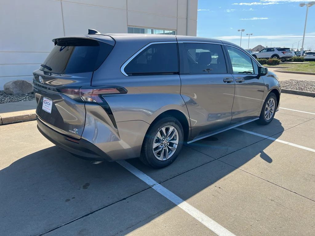 2023 Toyota Sienna LE - Photo 10
