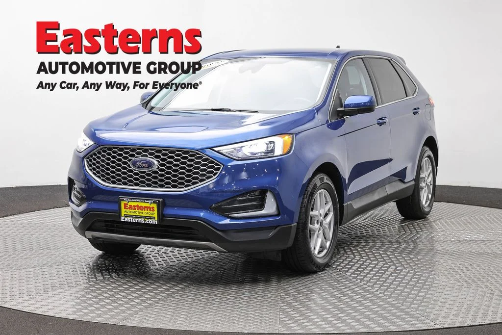 Used 2023 Blue Ford SEL image 1