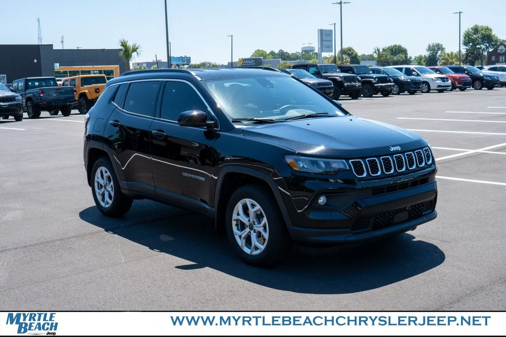 Used 2025 Diamond Black Crystal Pearlcoat Jeep Latitude image 8