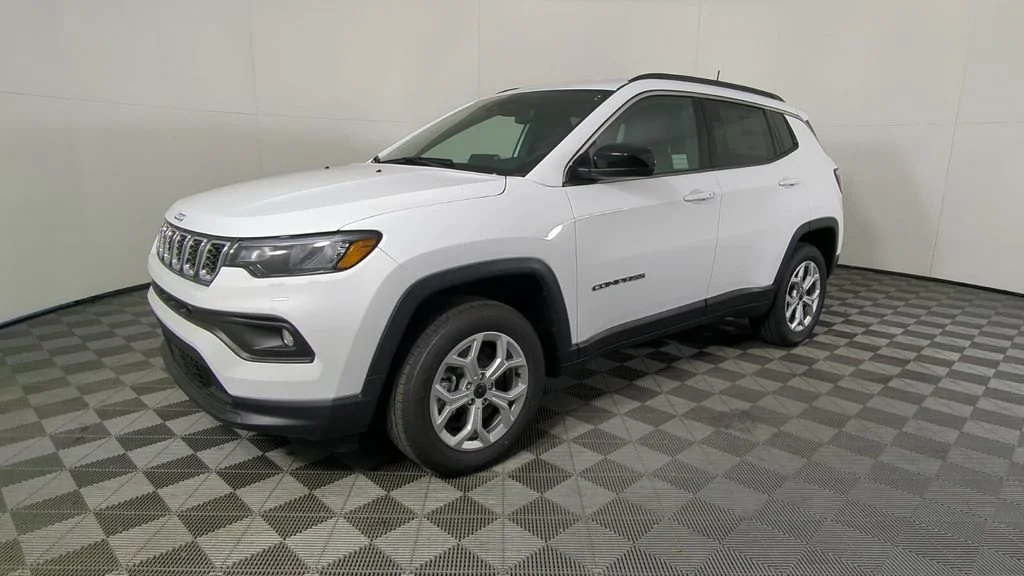 New 2026 Bright White Clear-Coat Exterior Paint Jeep Latitude image 9