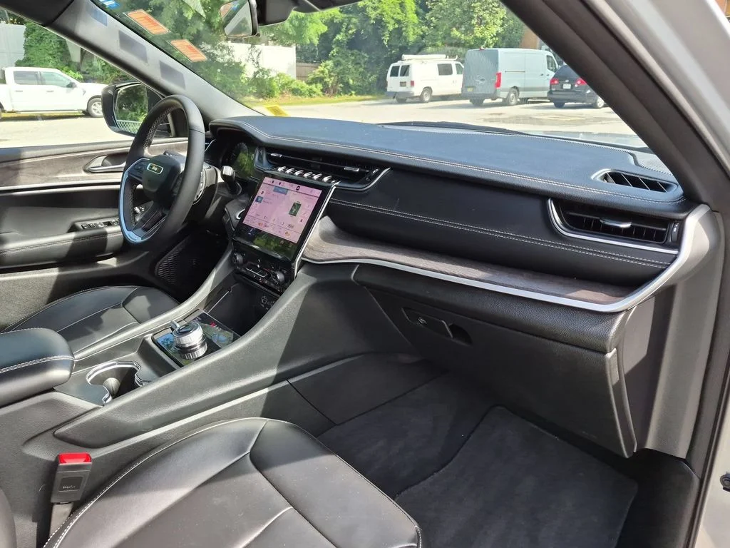 Used 2025 Silver Jeep Limited image 30