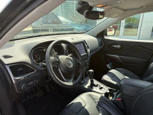 Used 2021 Black Jeep Latitude Lux image 3
