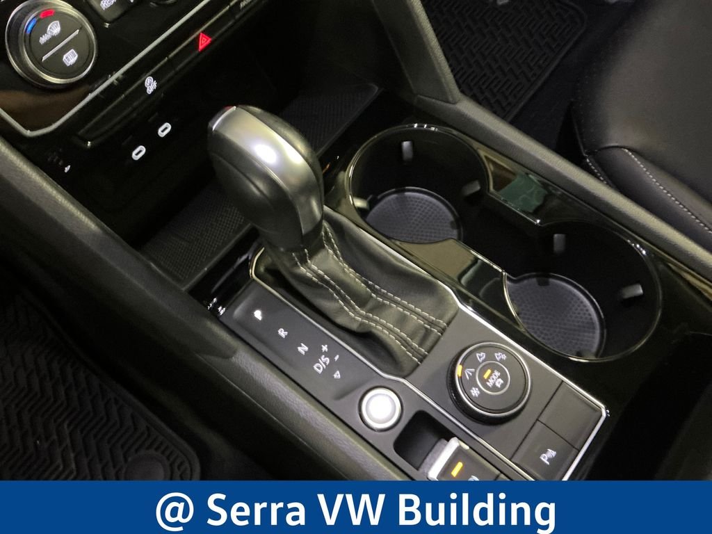 Used 2023 Pure White Volkswagen 3.6L V6 SE w/Technology image 27