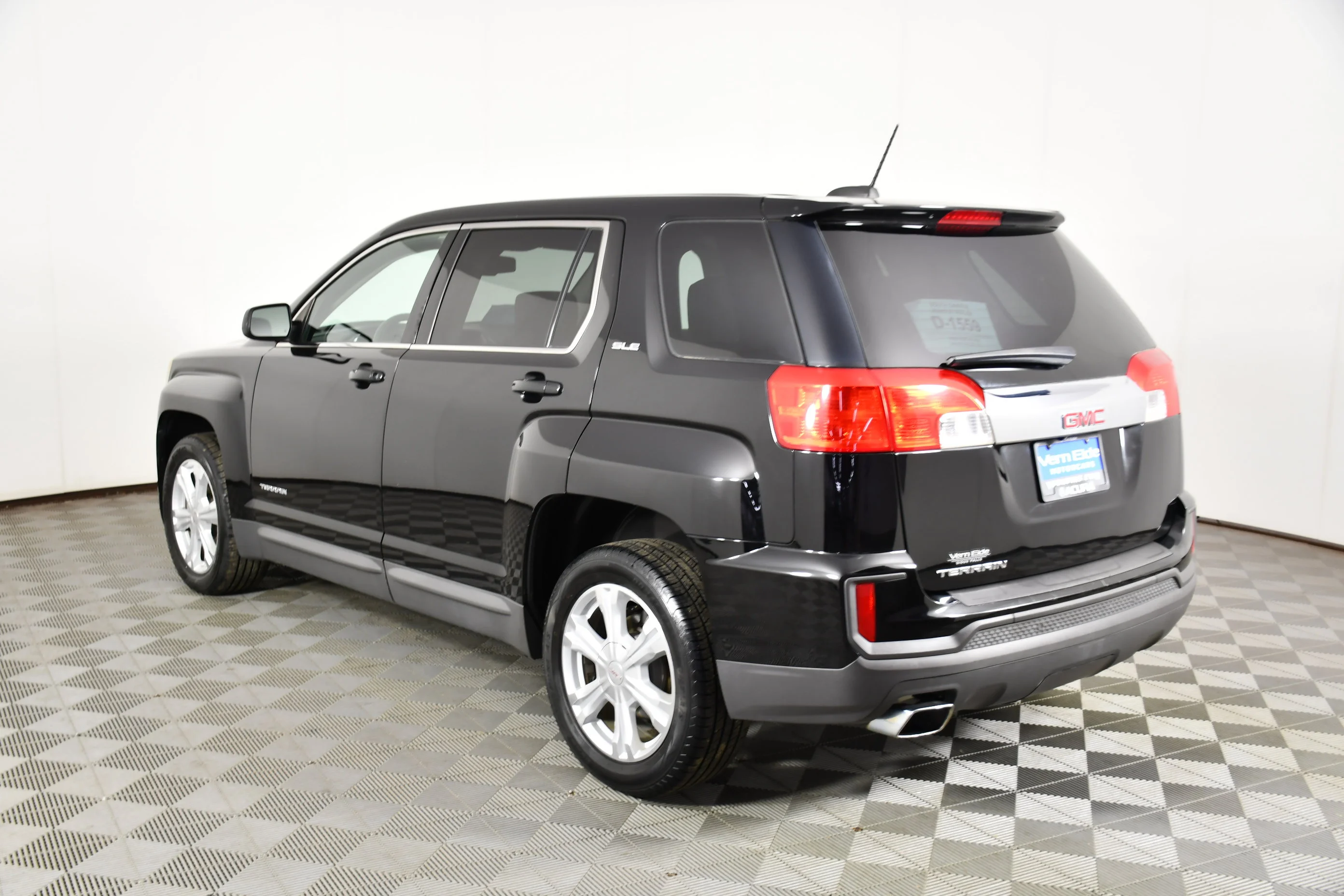 Used 2017 Onyx Black GMC SLE image 8