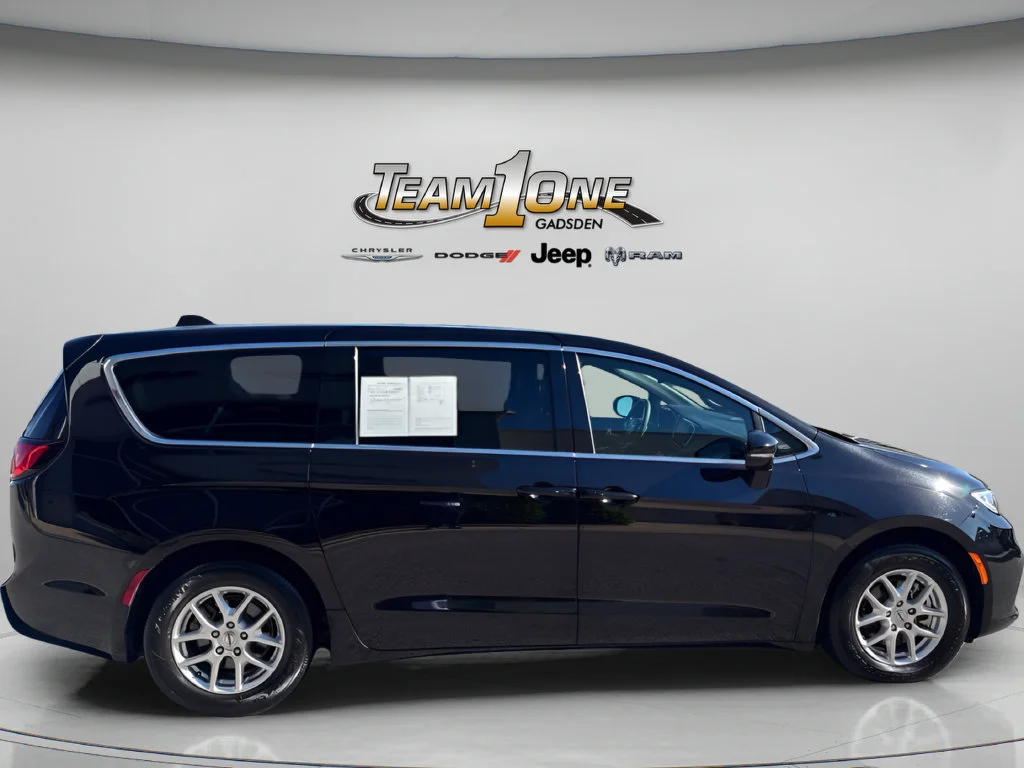 Used 2025 Diamond Black Crystal Pearlcoat Chrysler Select image 10