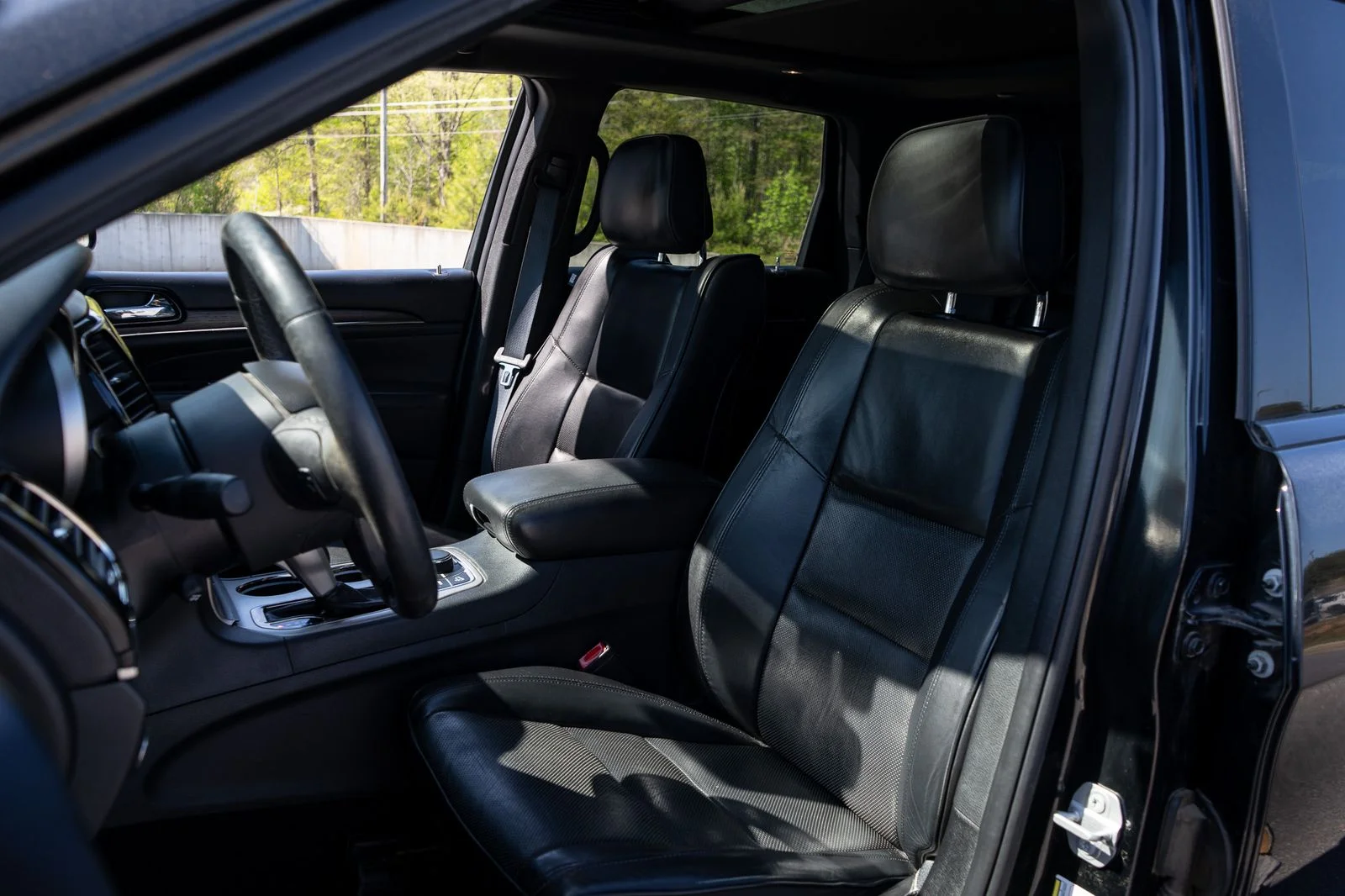 Used 2019 Black Jeep Overland image 15