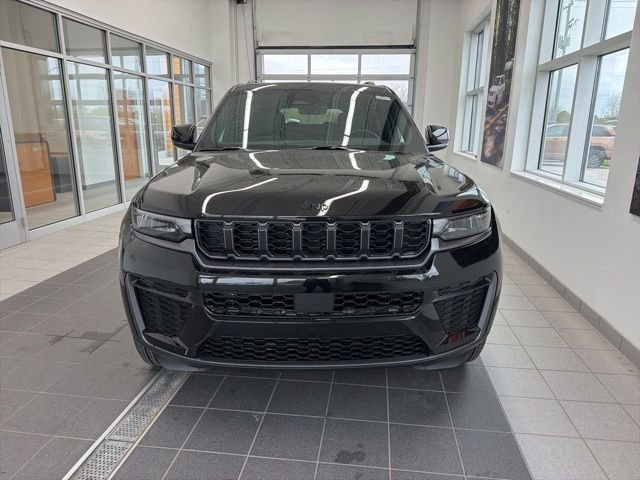 New 2026 Diamond Black Crystal Pearl-Coat Exterior Paint Jeep Altitude image 2