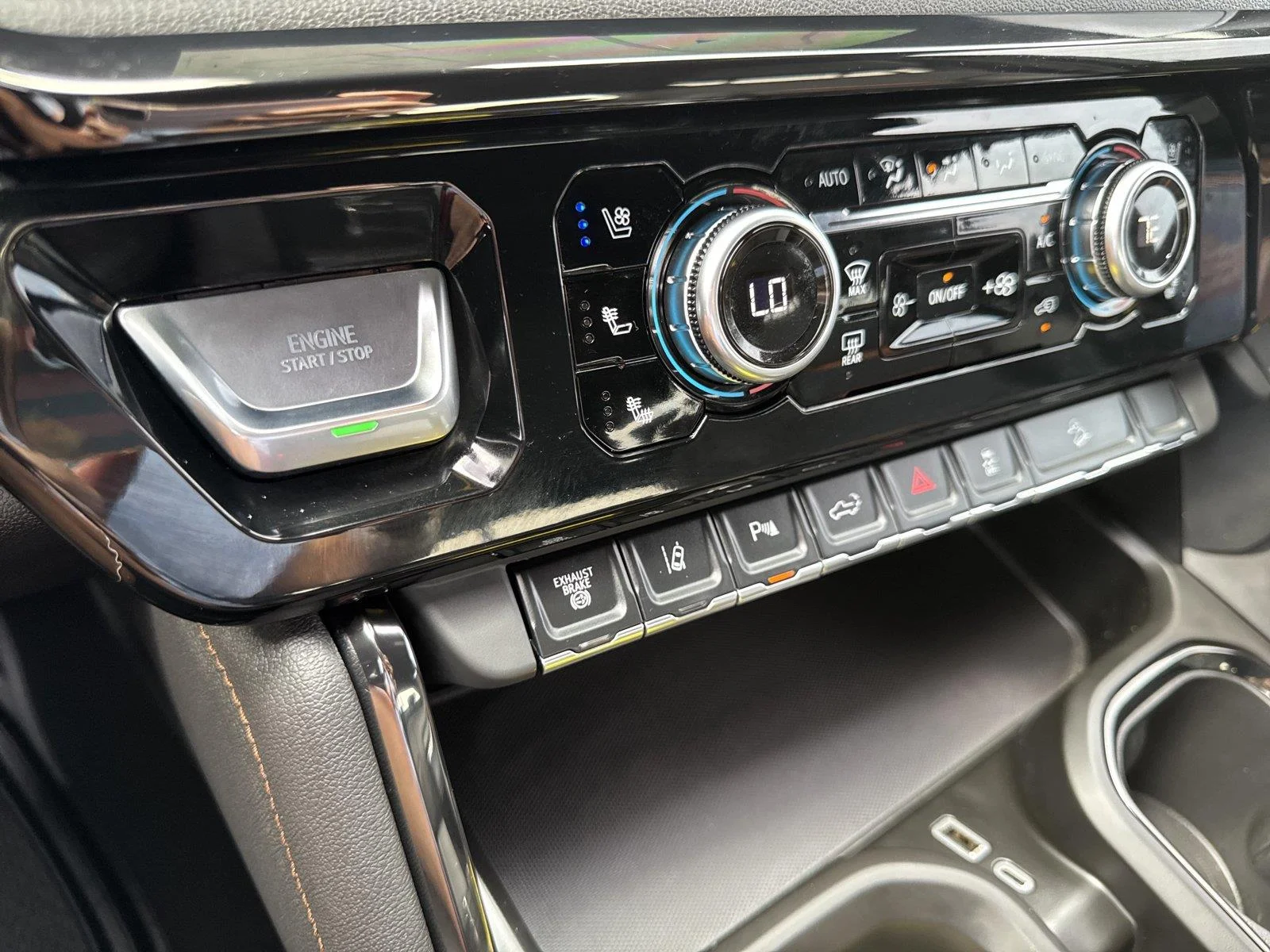 Used 2025 Sterling Metallic GMC AT4 image 27
