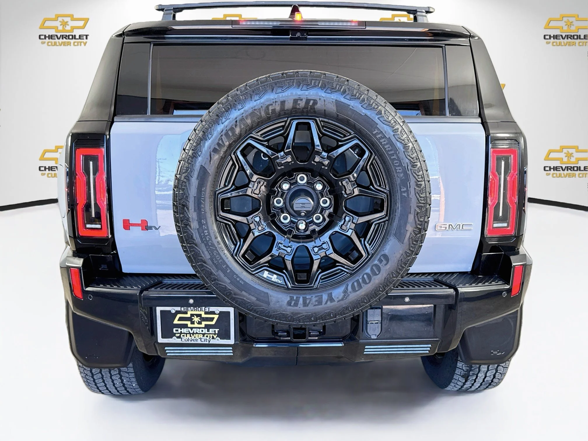 Used 2024 Meteorite Metallic (Grey) GMC 2X image 7