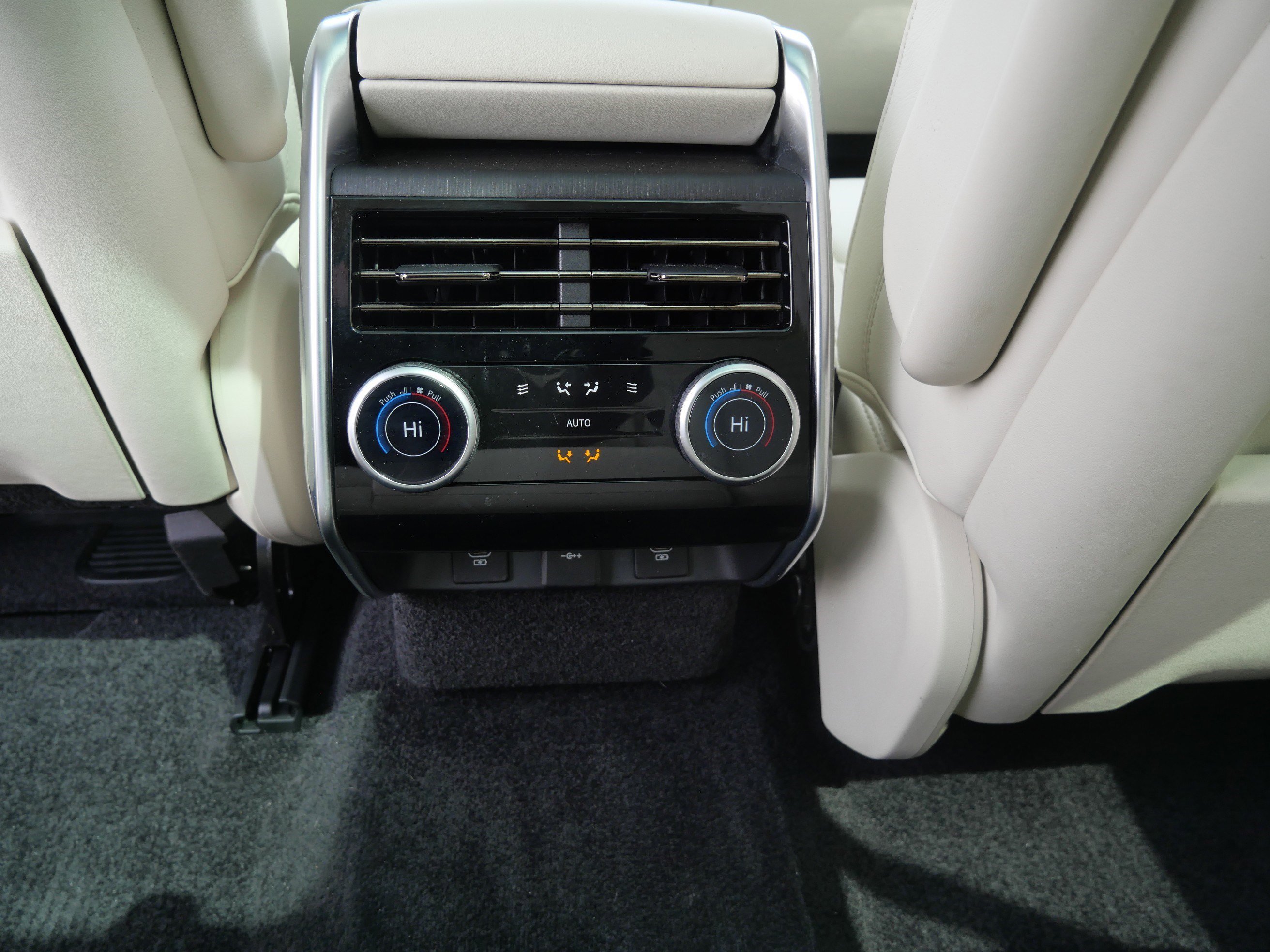 Used 2023 Fuji White Land Rover SE image 17