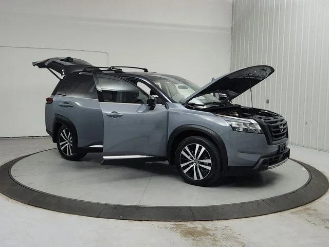 Used 2024 Gray Nissan Platinum image 10