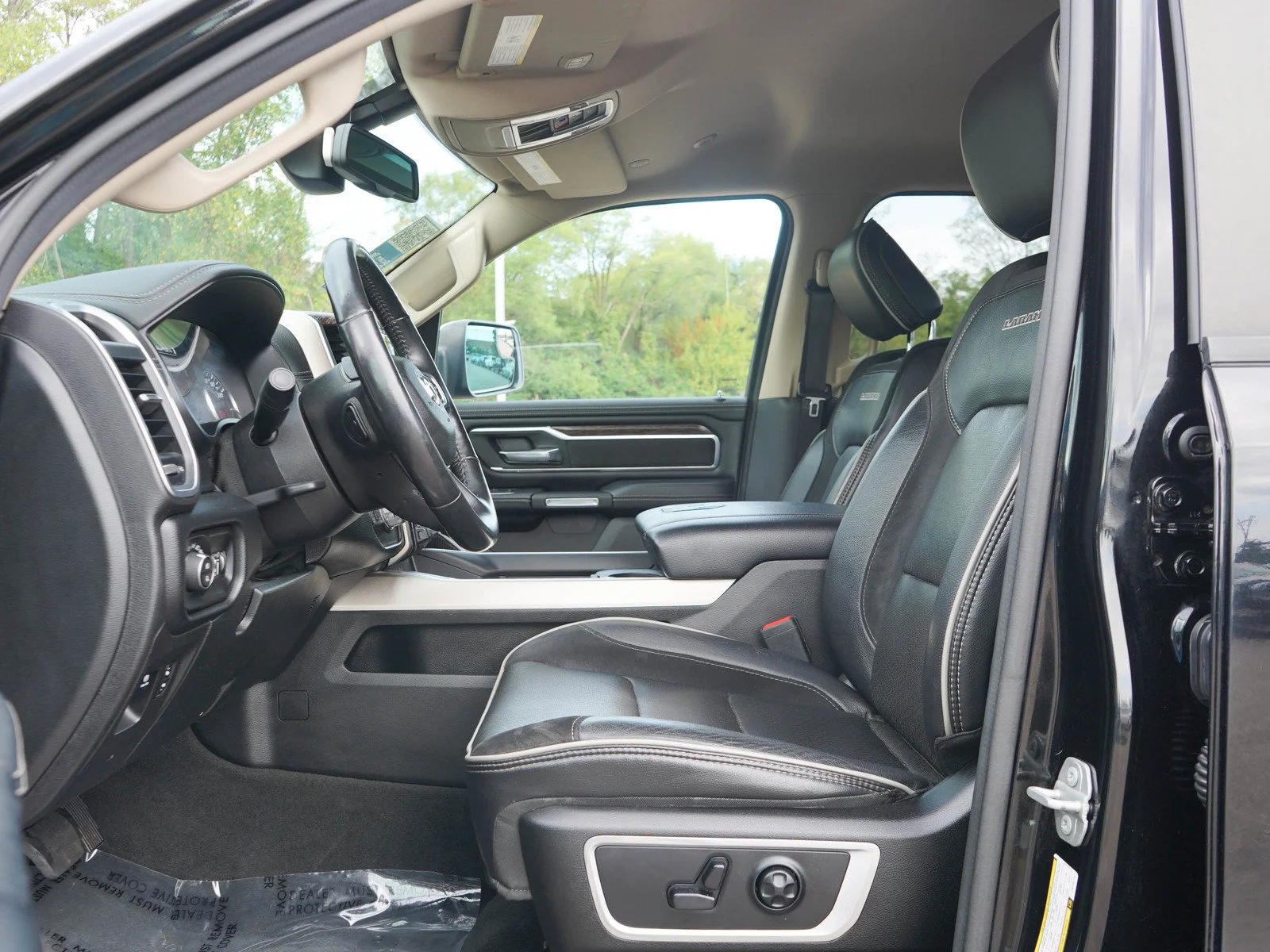 Used 2020 Diamond Black Crystal Pearlcoat Ram Laramie image 21
