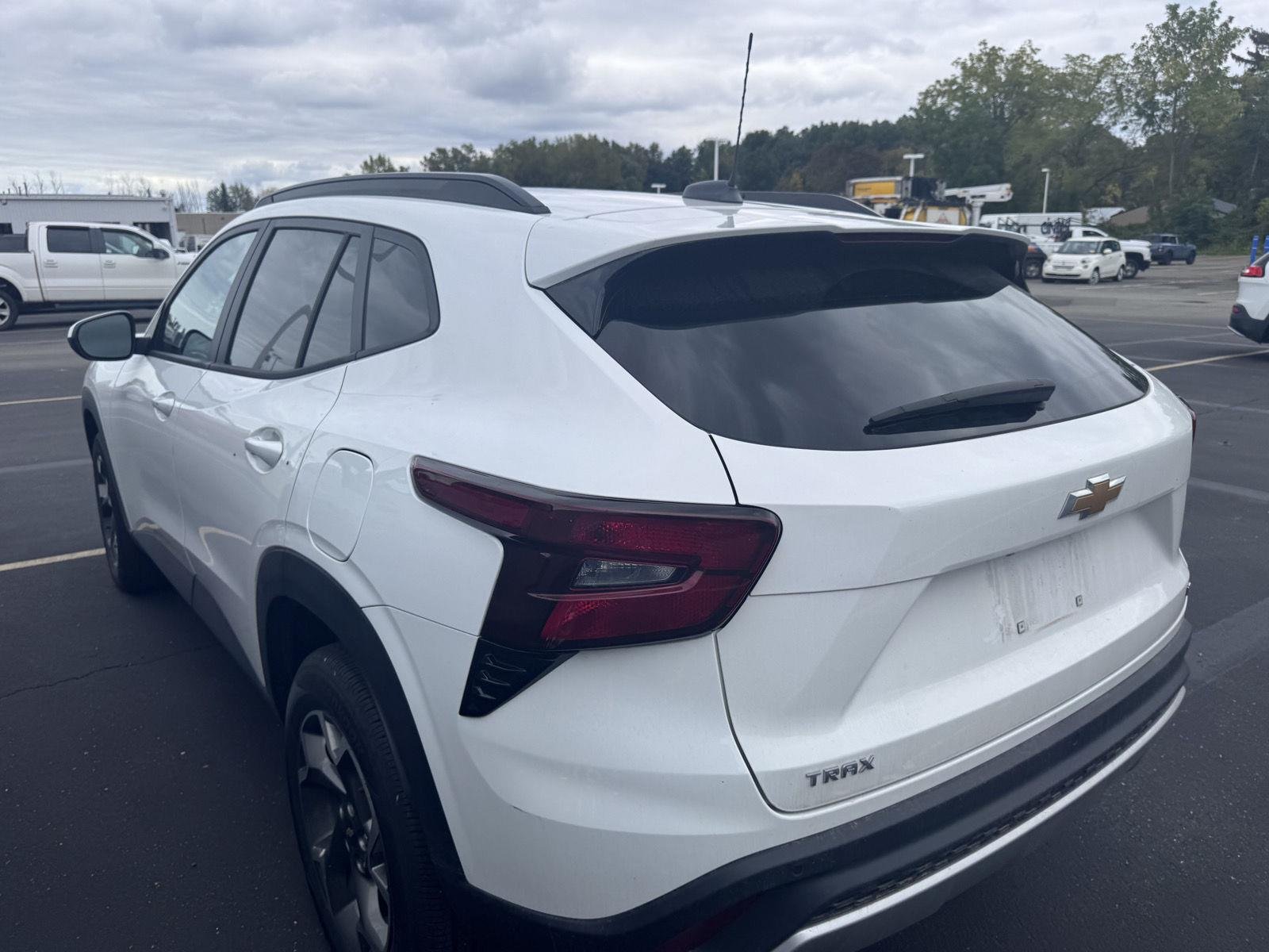 Used 2025 Summit White Chevrolet LT image 6