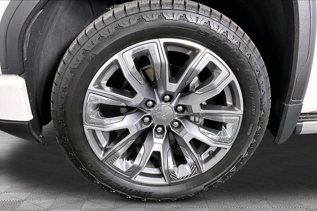 Used 2024 White GMC Denali image 32