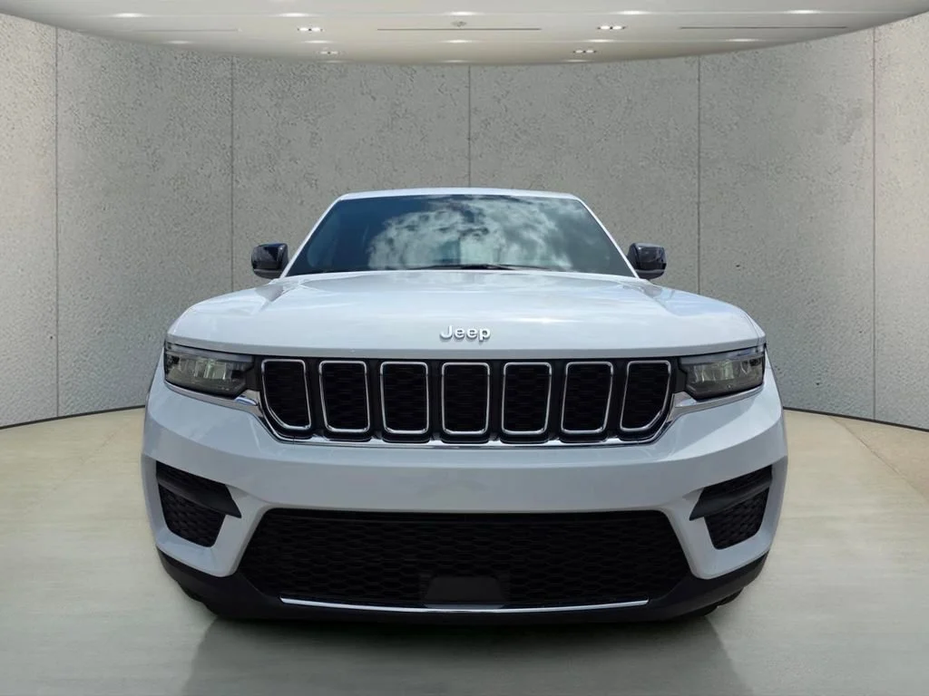 New 2026 Bright White Clear-Coat Exterior Paint Jeep Laredo X image 2