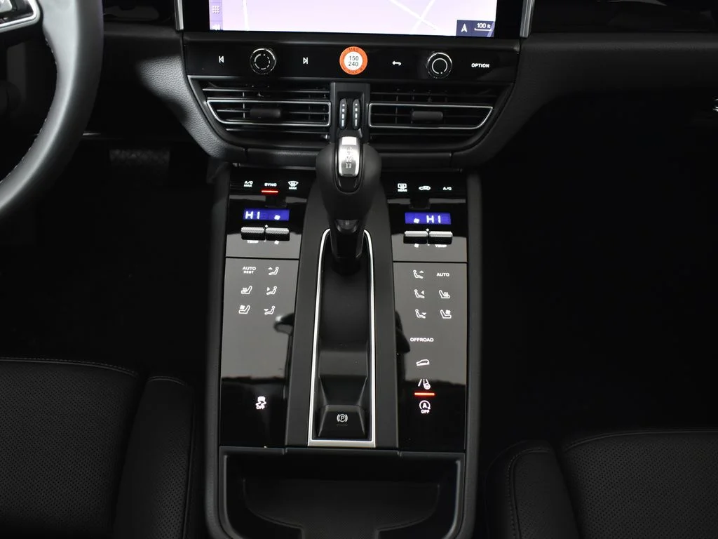 2026 Porsche Macan - Photo 24