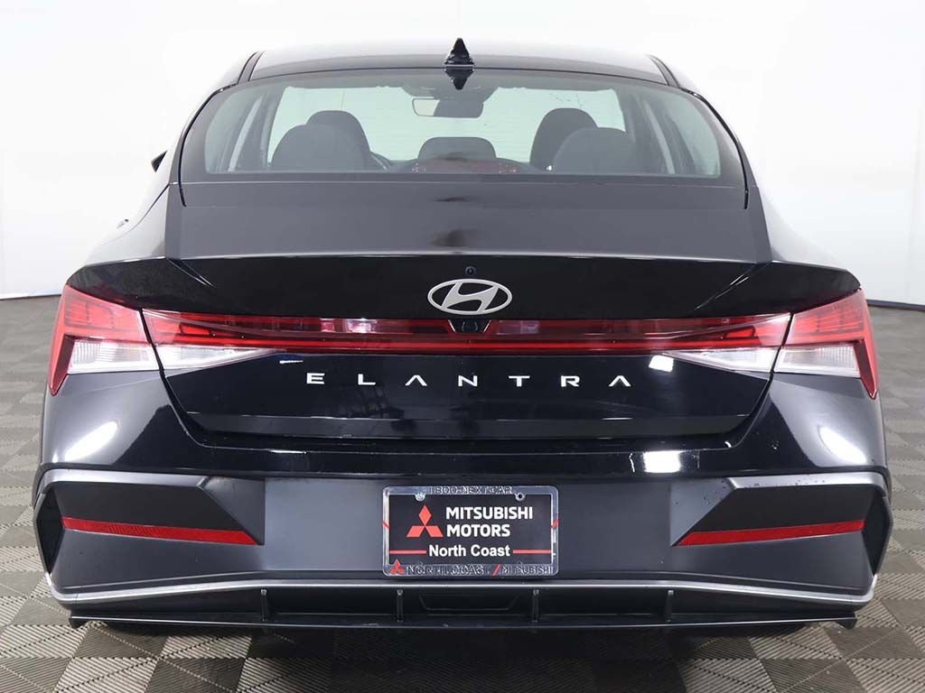 Used 2025 Black Hyundai SEL Convenience image 12