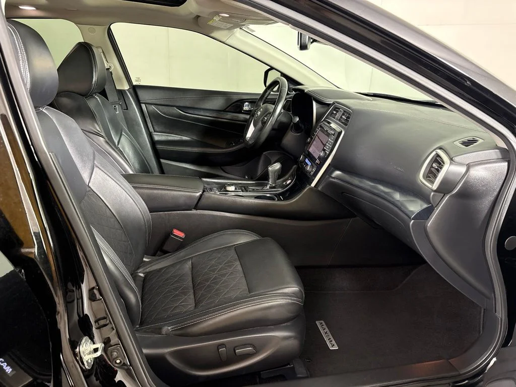 Used 2020 Black Nissan Platinum image 14