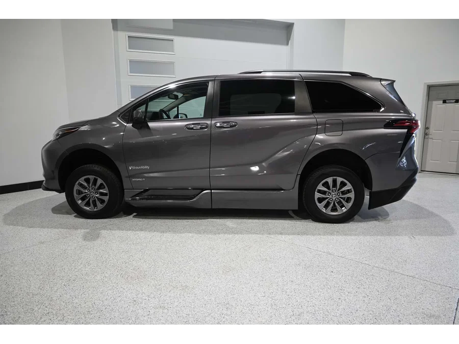 Used 2021 GRAY Toyota XLE Mobility Handicap Van image 9