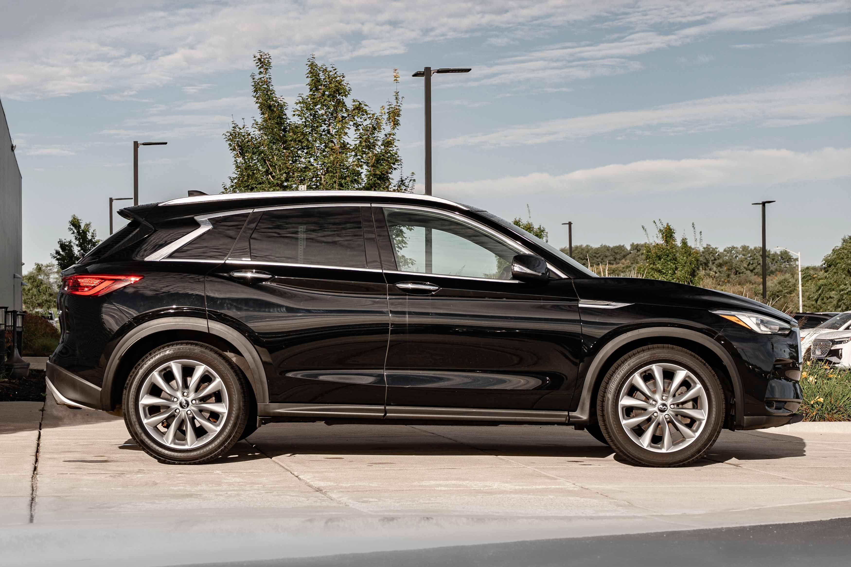 Used 2019 Black Obsidian INFINITI LUXE image 3