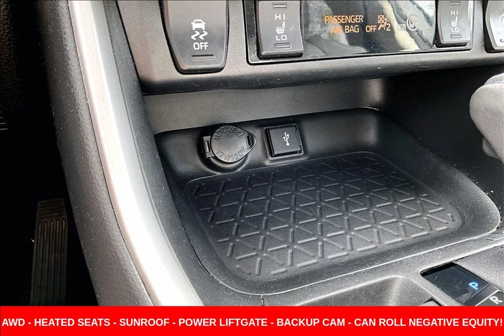 Used 2020 Gray Toyota XLE Premium image 16