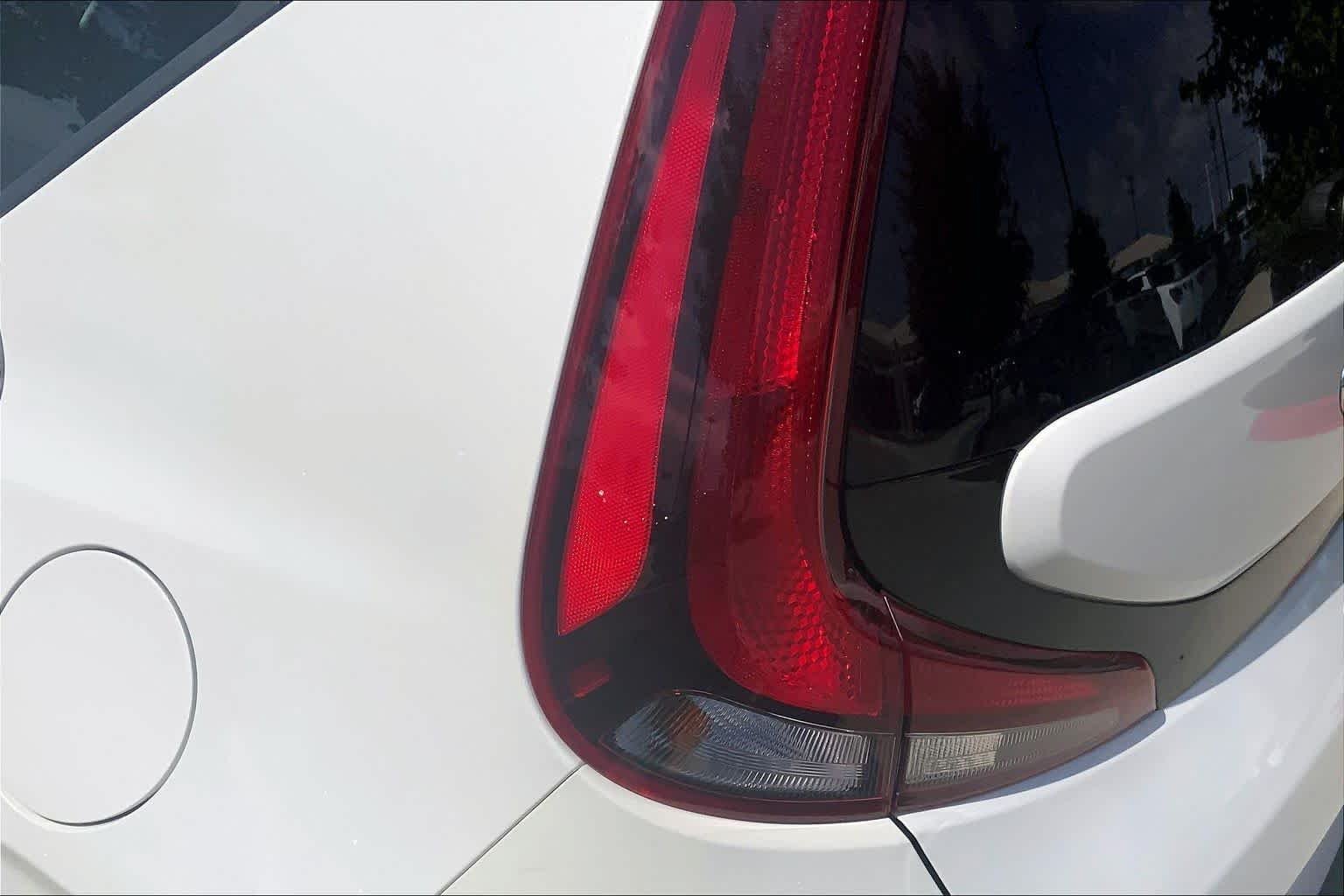 Used 2021 Snow White Pearl Kia S image 28
