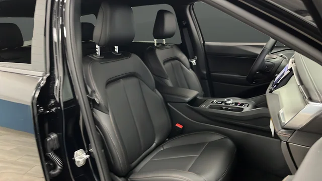 New 2026 Diamond Black Crystal Pearl-Coat Exterior Paint Jeep Limited image 23