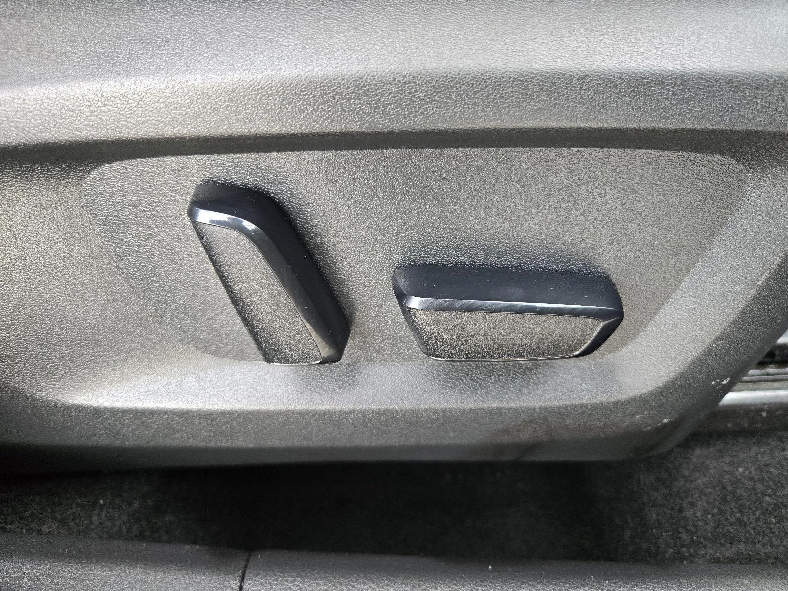 Used 2022 Super Black Nissan SL image 26