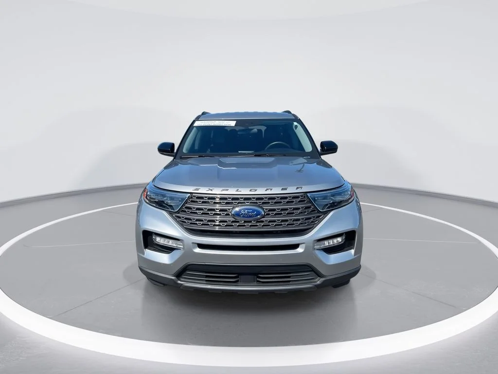 Used 2023 Silver Ford XLT image 3