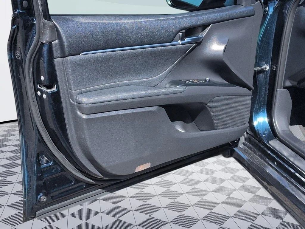 Used 2018 Aqua Toyota XSE V6 image 9