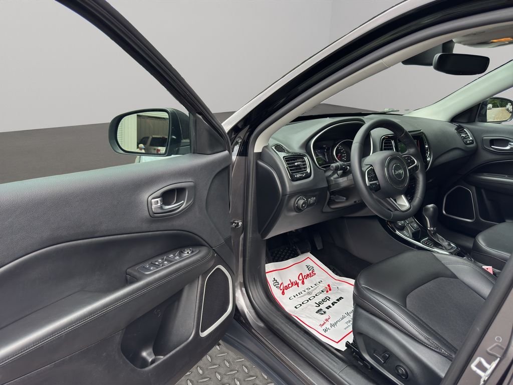 Used 2019 Granite Crystal Met Jeep Altitude image 6