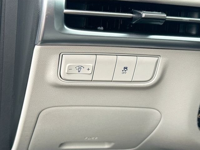 Used 2025 White Hyundai SE image 10