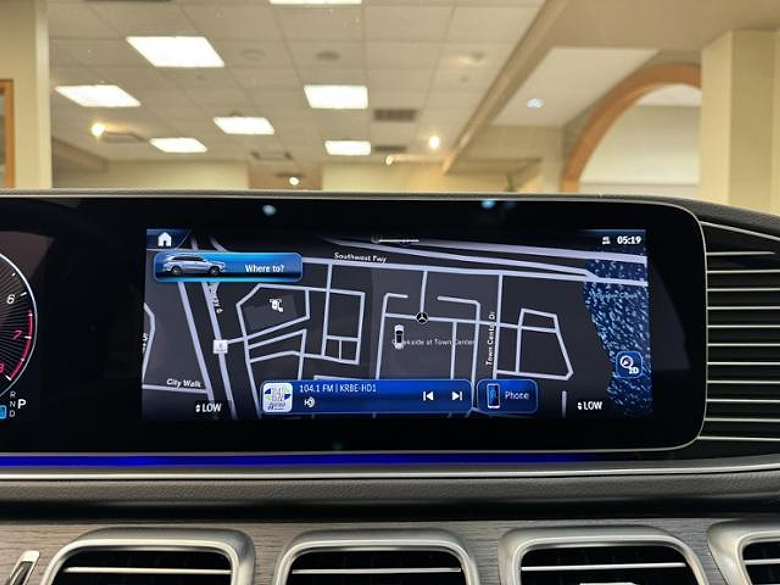 Certified Used 2025 Obsidian Black Metallic Mercedes-Benz GLS 450 image 15